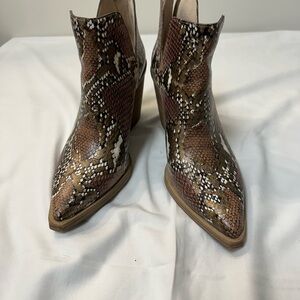Vince camuto Snakeskin Ankle Boots 8 like new